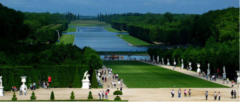 histoire-grande perspective La « grande perspective » ou « grand axe » du chateau de Versailles avec la Plaine de Versailles au fond de l’image